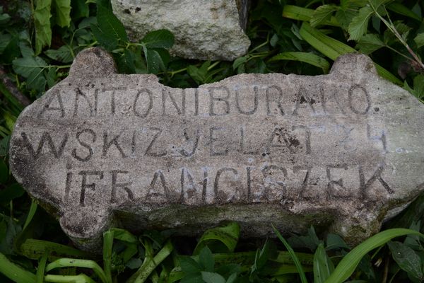 Fragment nagrobka Antoniego i Franciszka Burakowskich, cmentarz w Zbarażu, stan z 2018