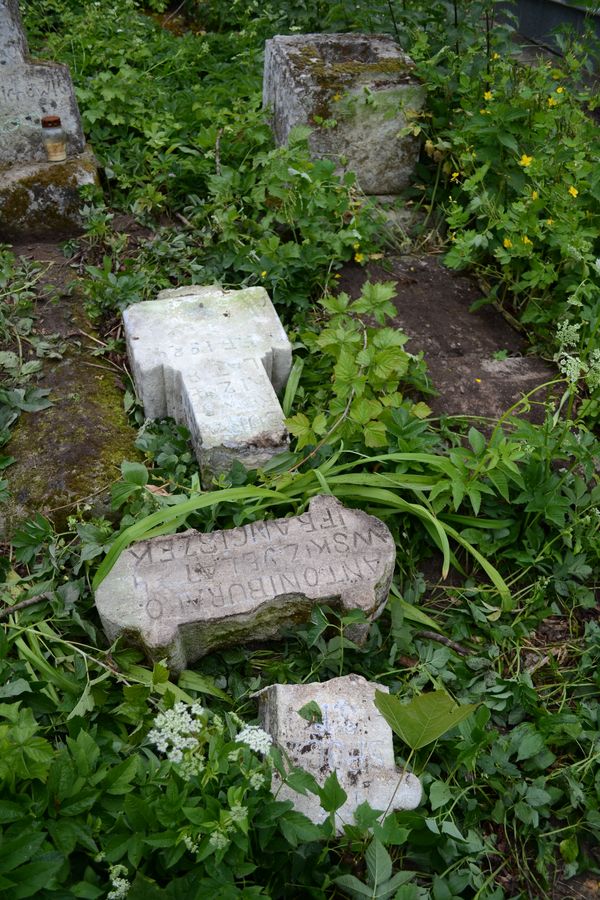 Nagrobek Antoniego i Franciszka Burakowskich, cmentarz w Zbarażu, stan z 2018