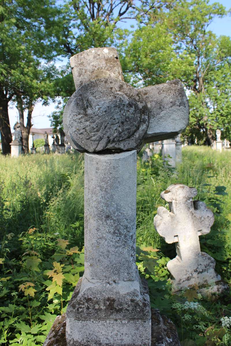 Fragment nagrobka Wincentego Wojcieszczuka, cmentarz w Zbarażu, stan z 2018 roku