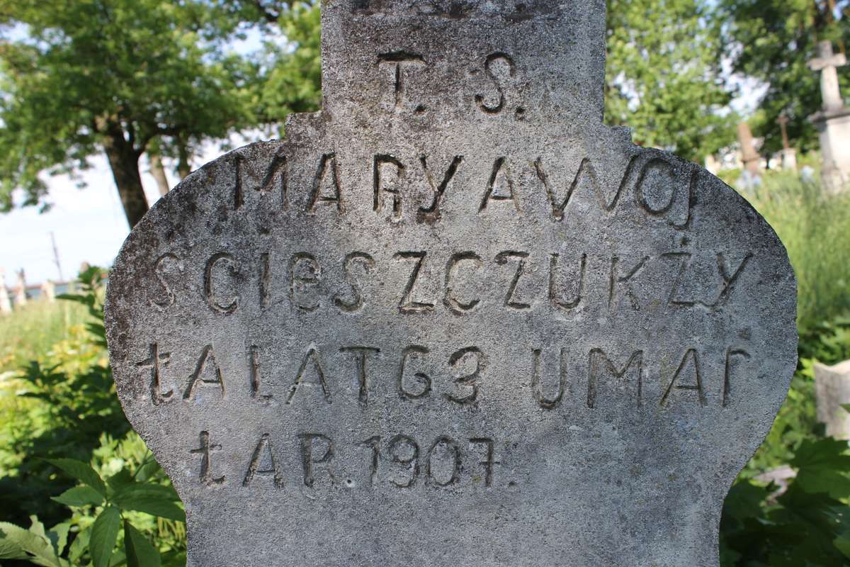 Fragment nagrobka Marii Wojcieszczuk, cmentarz w Zbarażu, stan z 2018 roku