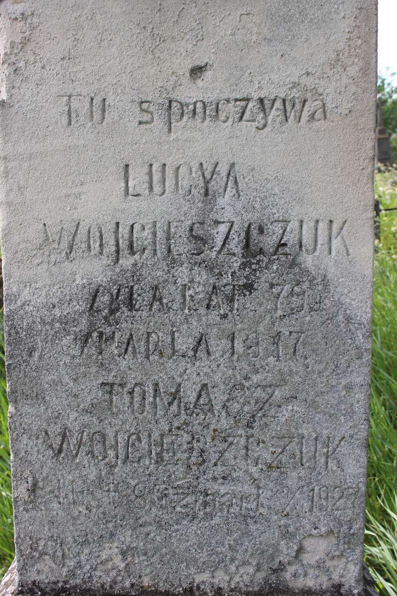 Fragment nagrobka Łucji i Tomasza Wojcieszczuków, cmentarz w Zbarażu, stan z 2018 roku