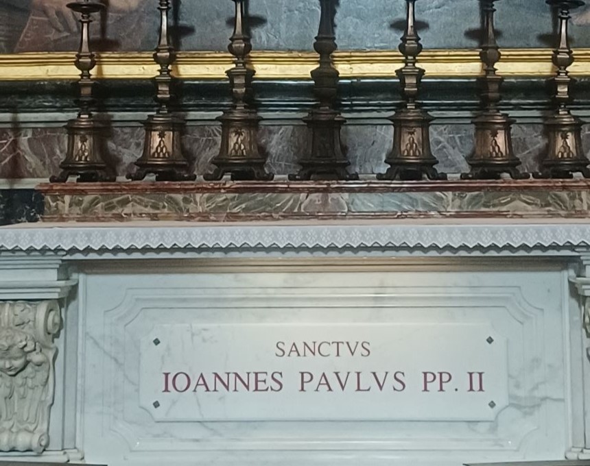 Fotografia przedstawiająca Grób Jana Pawła II w Bazylice Świętego Piotra