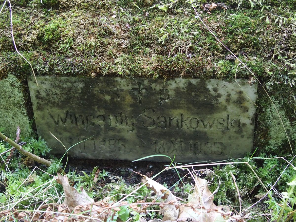 Napis z nagrobka Wincentego Sankowskiego, cmentarz św. Michała w Rydze, stan z 2021 r.
