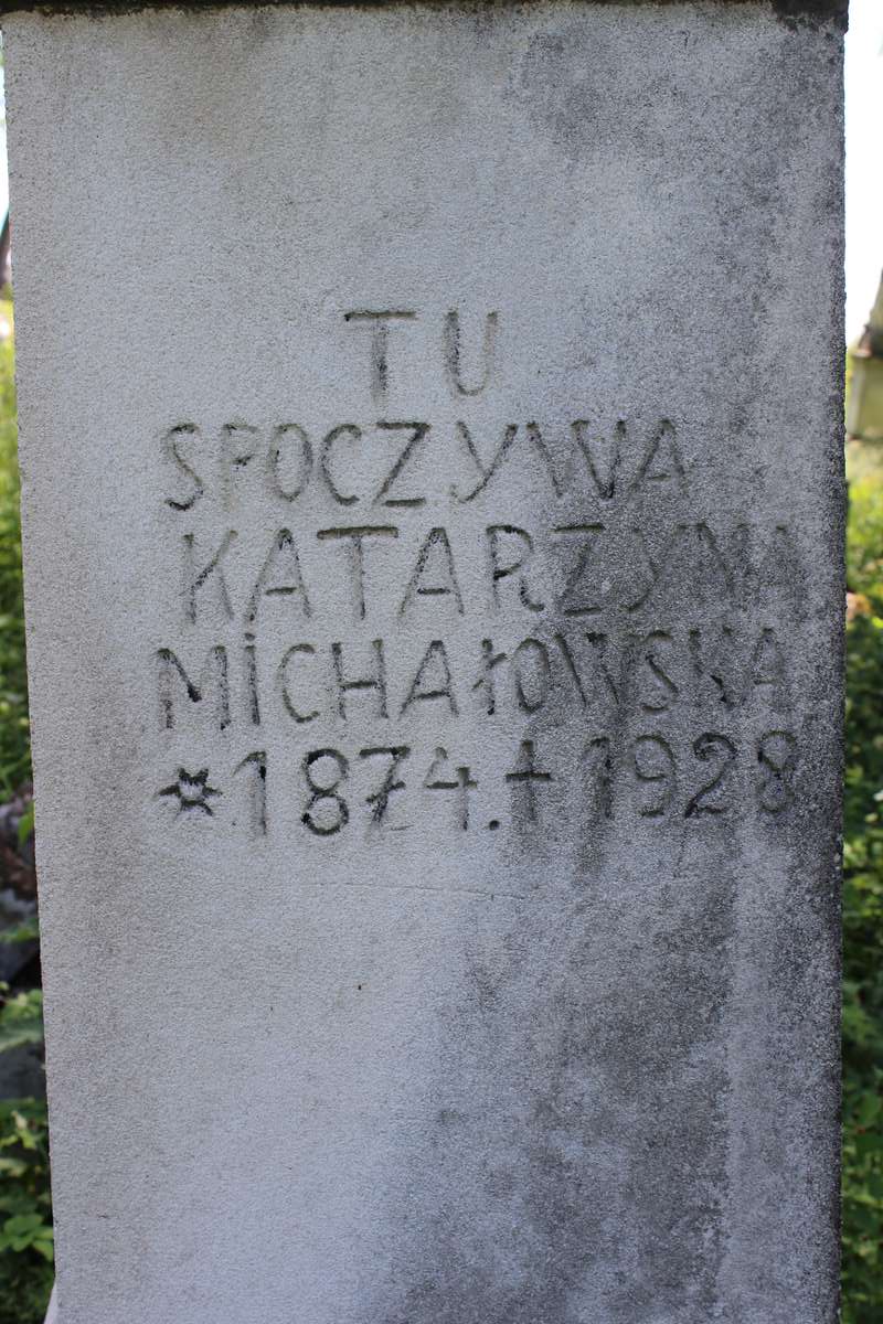 Fragment nagrobka Katarzyny Michałowskiej, cmentarz w Zbarażu, stan z 2018 roku