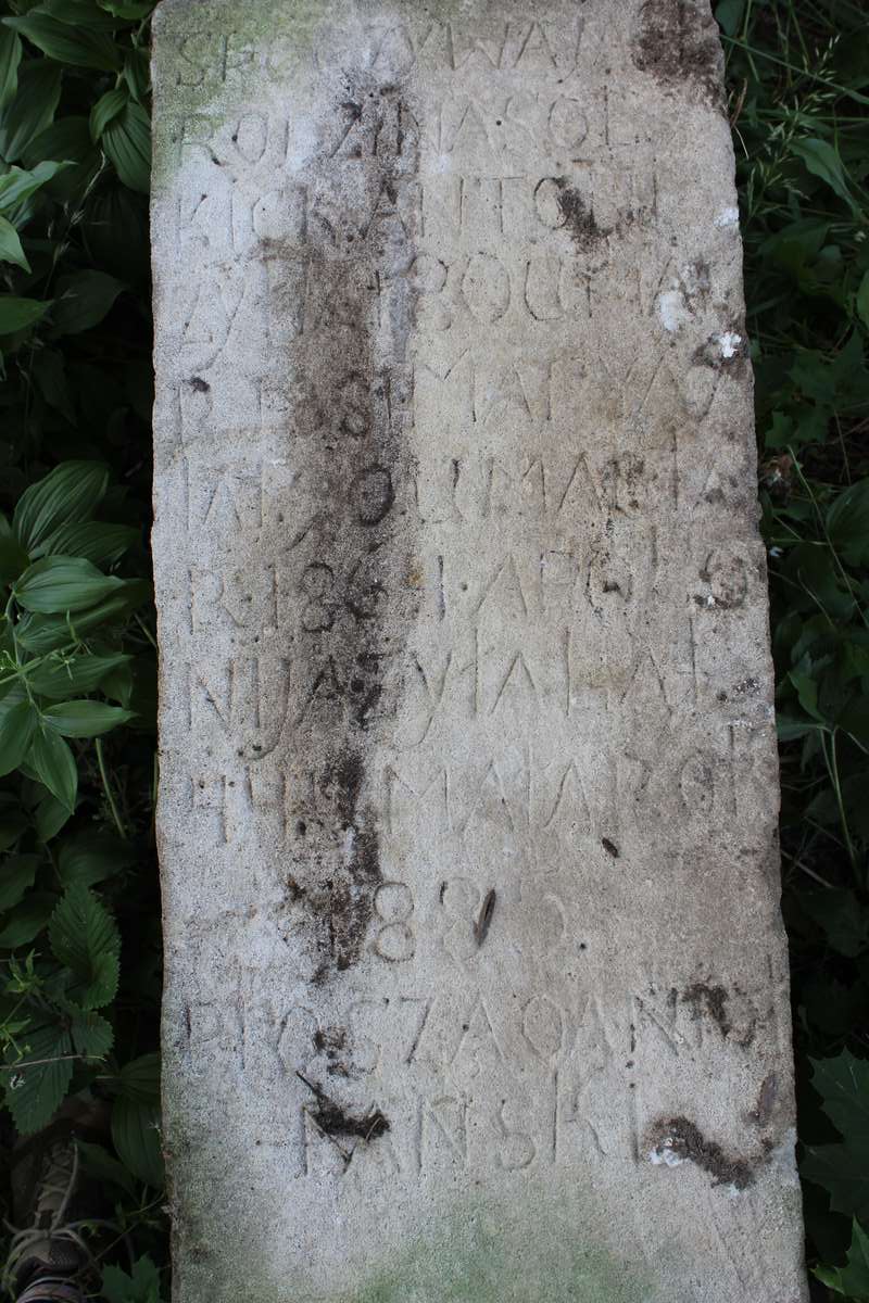 Fragment nagrobka rodziny Solskich, cmentarz w Zbarażu, stan z 2018 roku