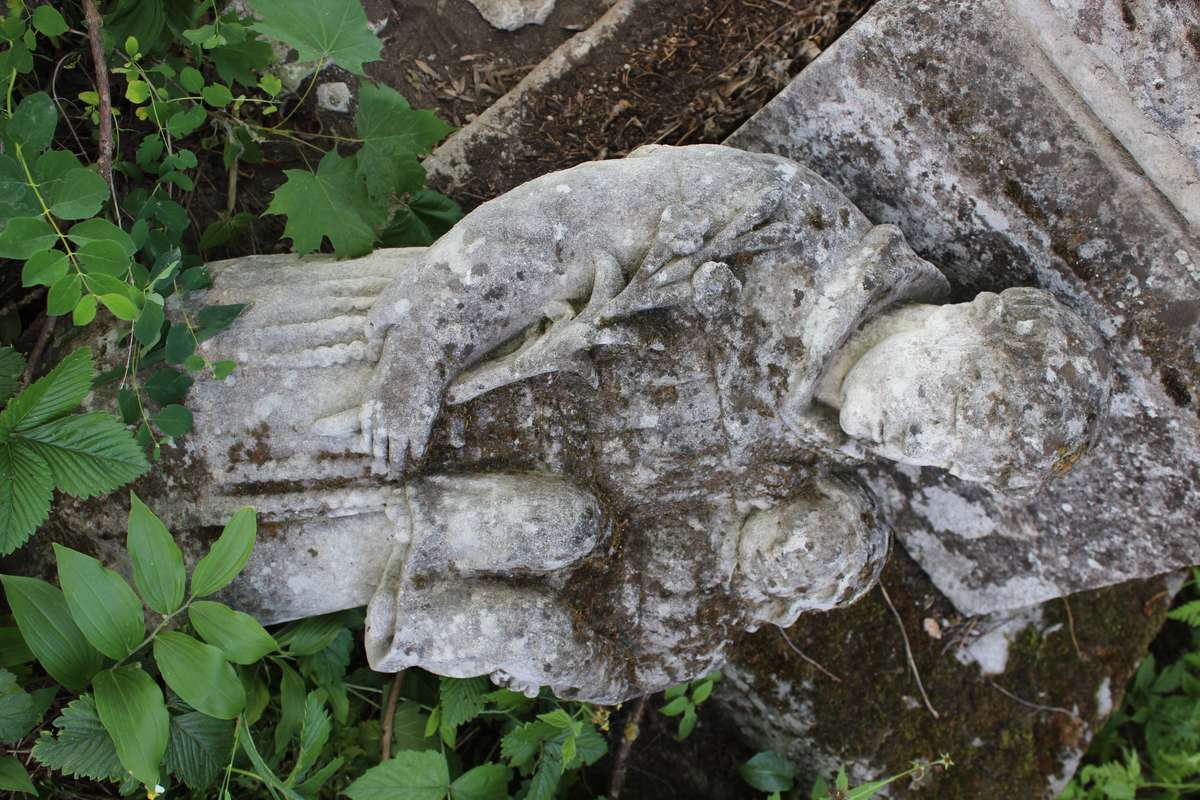 Fragment nagrobka rodziny Solskich, cmentarz w Zbarażu, stan z 2018 roku