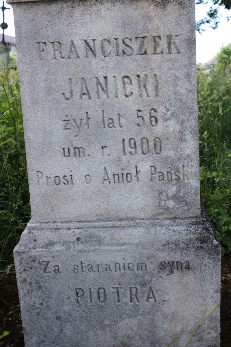 Fragment nagrobka Franciszka Janickiego, cmentarz w Zbarażu, stan z 2018 roku