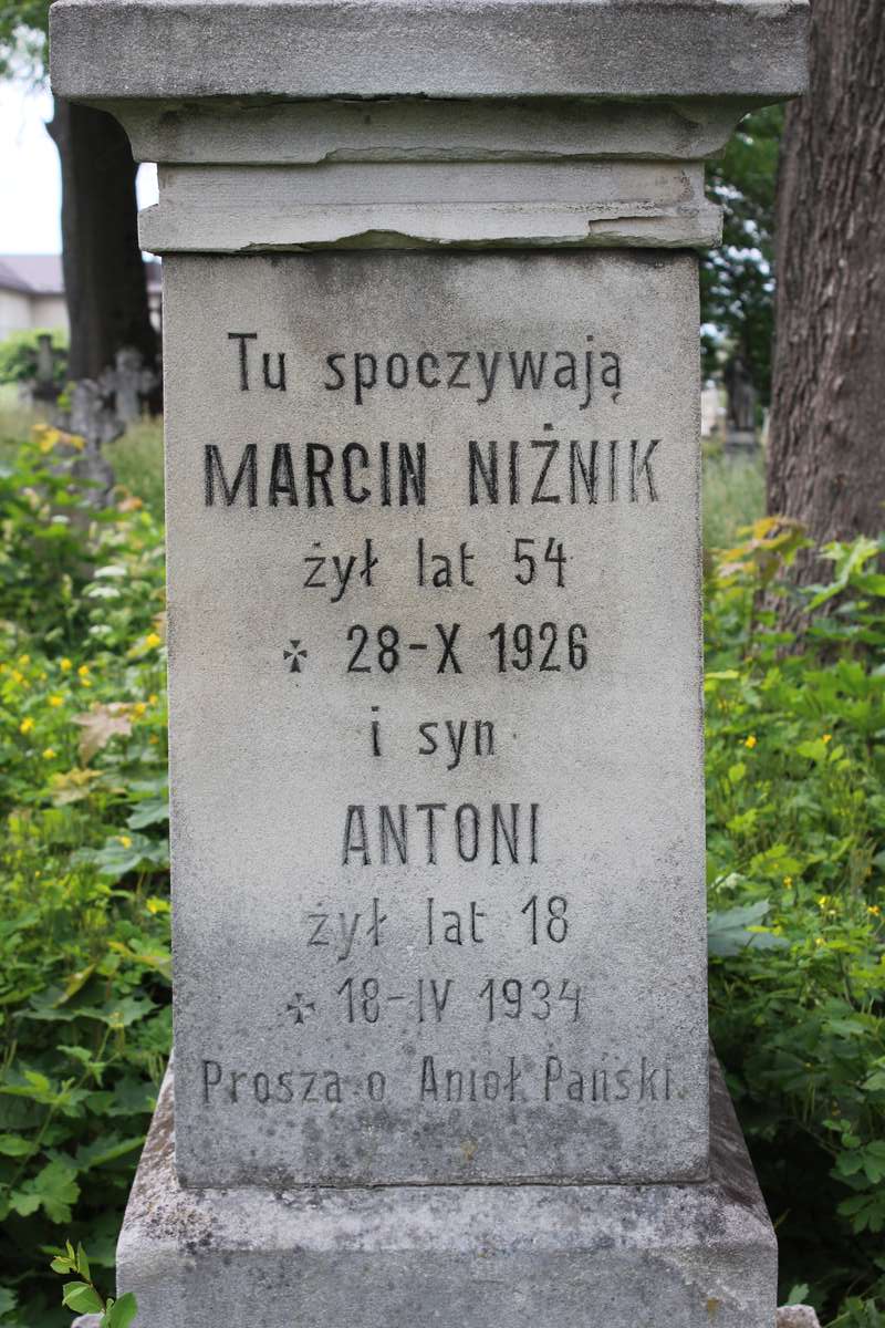 Fragment of the tombstone of Marcin and Antoni Niżnik, Zbarazh cemetery, as of 2018