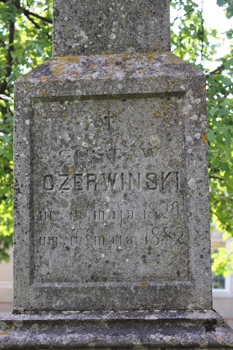 Fragment nagrobka Gustawa Czerwińskiego, cmentarz w Zbarażu, stan z 2018 roku