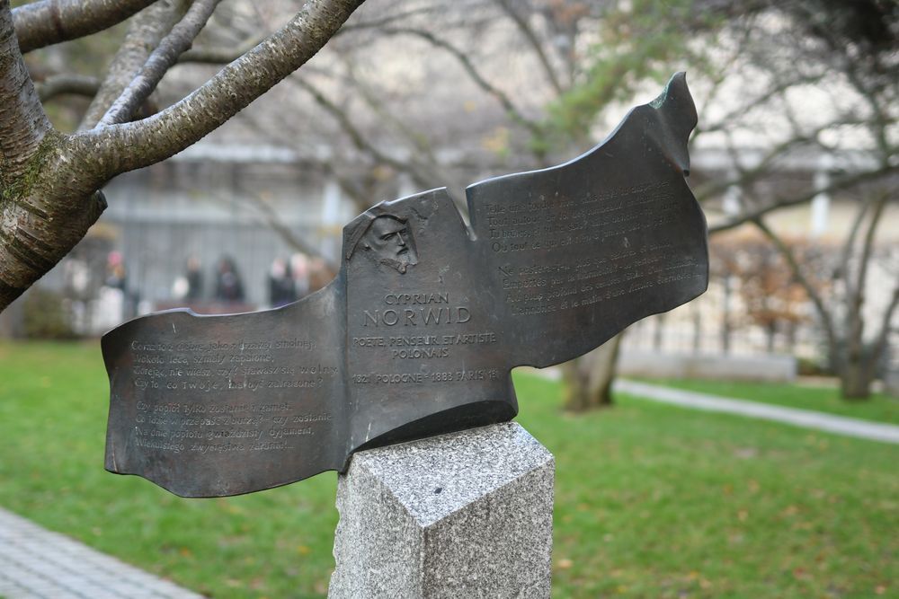 Photo montrant Cyprian Norwid Square with a monument to the poet by Aleksander Śliwa