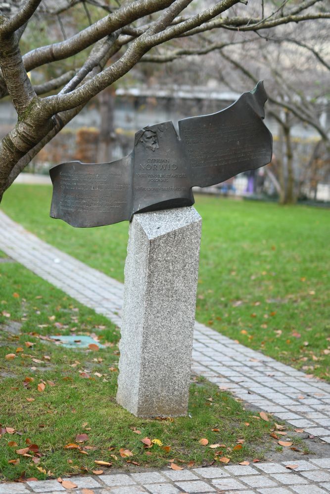 Photo montrant Cyprian Norwid Square with a monument to the poet by Aleksander Śliwa