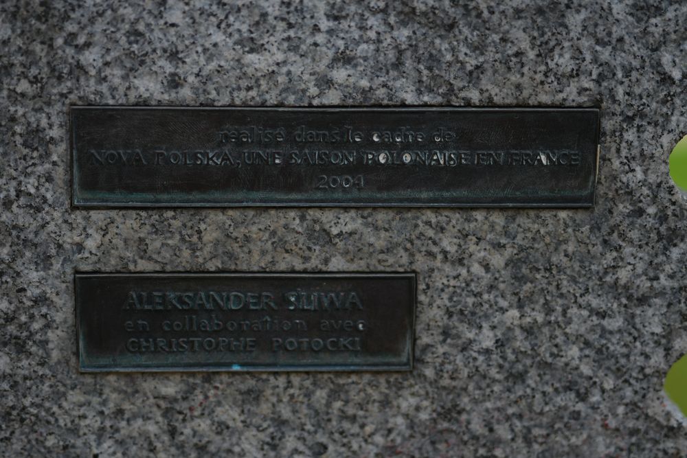 Photo montrant Cyprian Norwid Square with a monument to the poet by Aleksander Śliwa