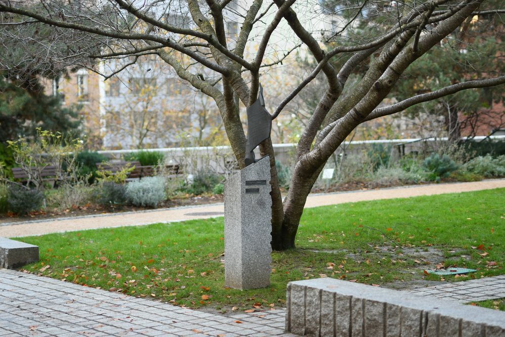 Photo montrant Cyprian Norwid Square with a monument to the poet by Aleksander Śliwa