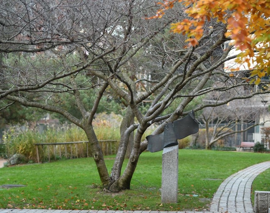 Photo montrant Cyprian Norwid Square with a monument to the poet by Aleksander Śliwa