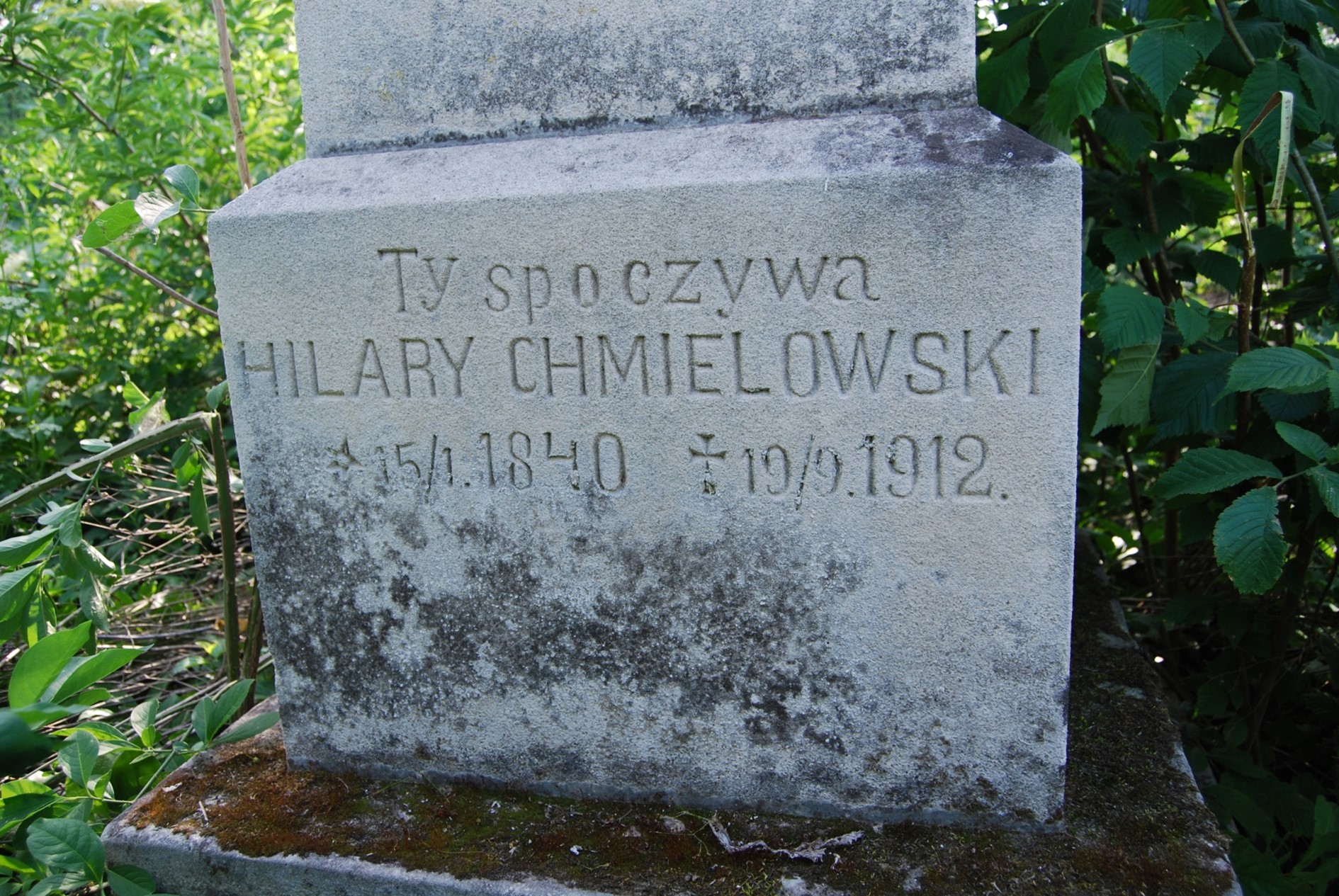 Fragment nagrobka Hilarego Chmielowskiego, cmentarz w Zbarażu, stan z 2018