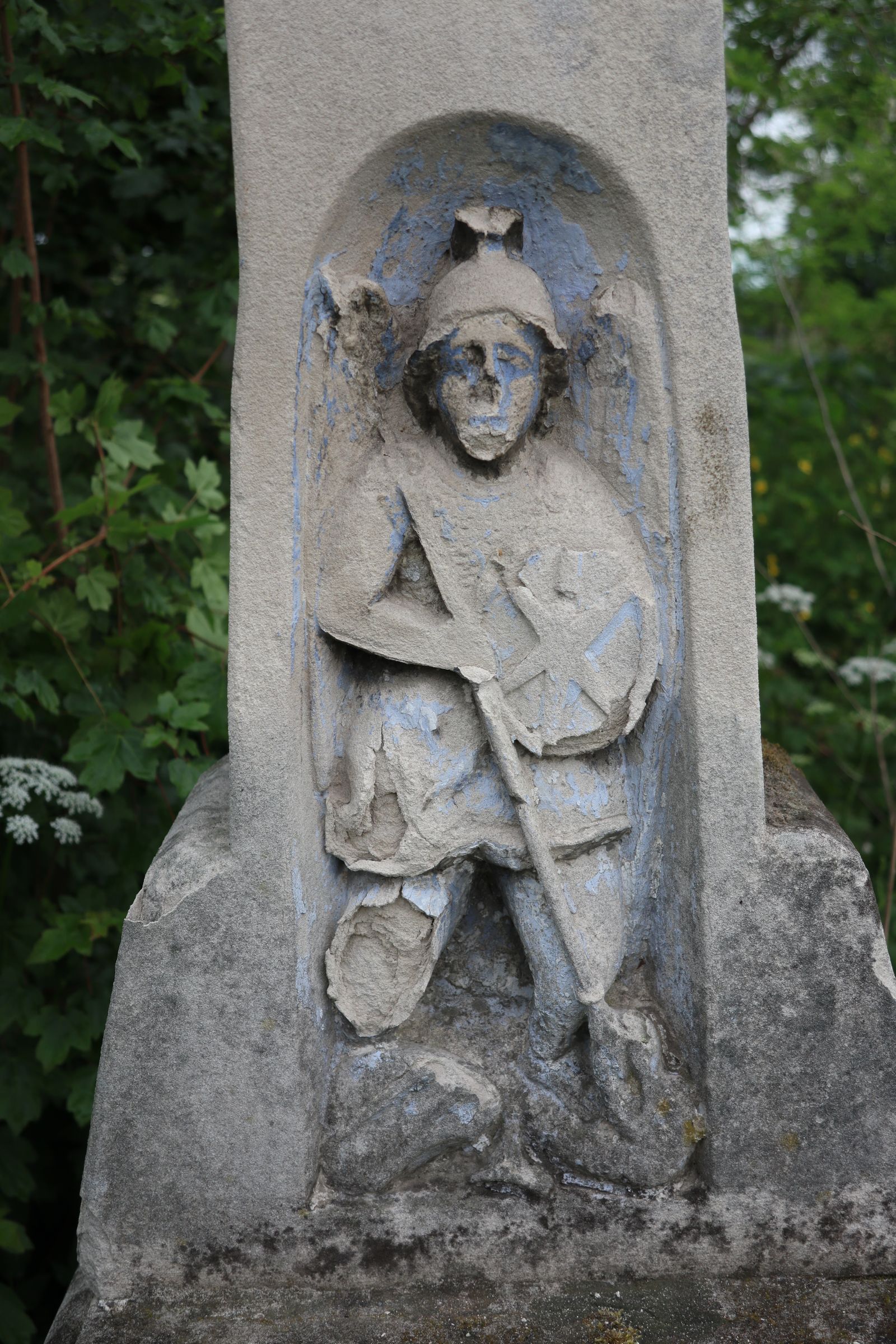 Fragment nagrobka Michała Zielińskiego, cmentarz w Zbarażu, stan z 2018 roku