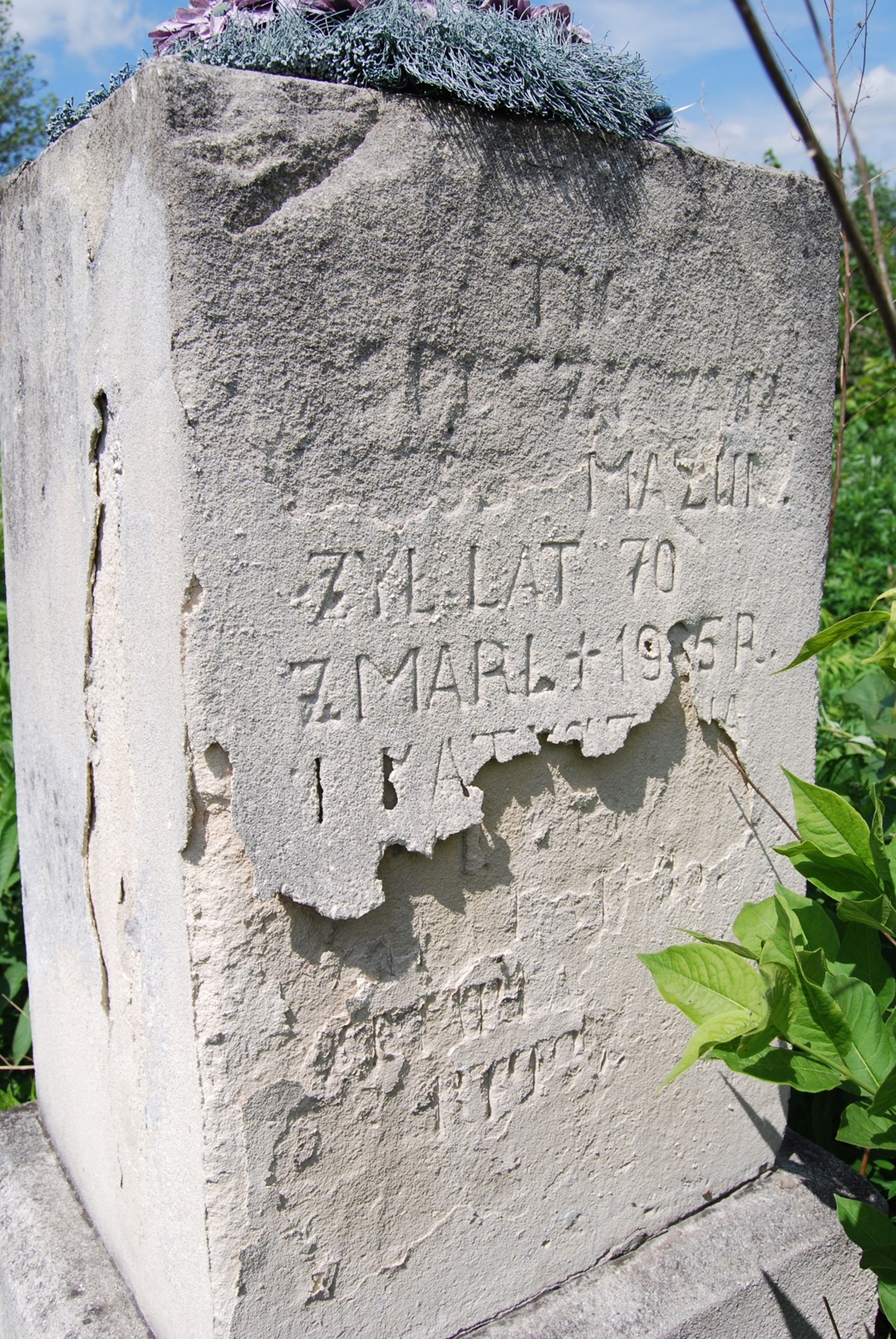 Fragment nagrobka N.N. Mazur i Katarzyny N.N., cmentarz w Zbarażu, stan z 2018