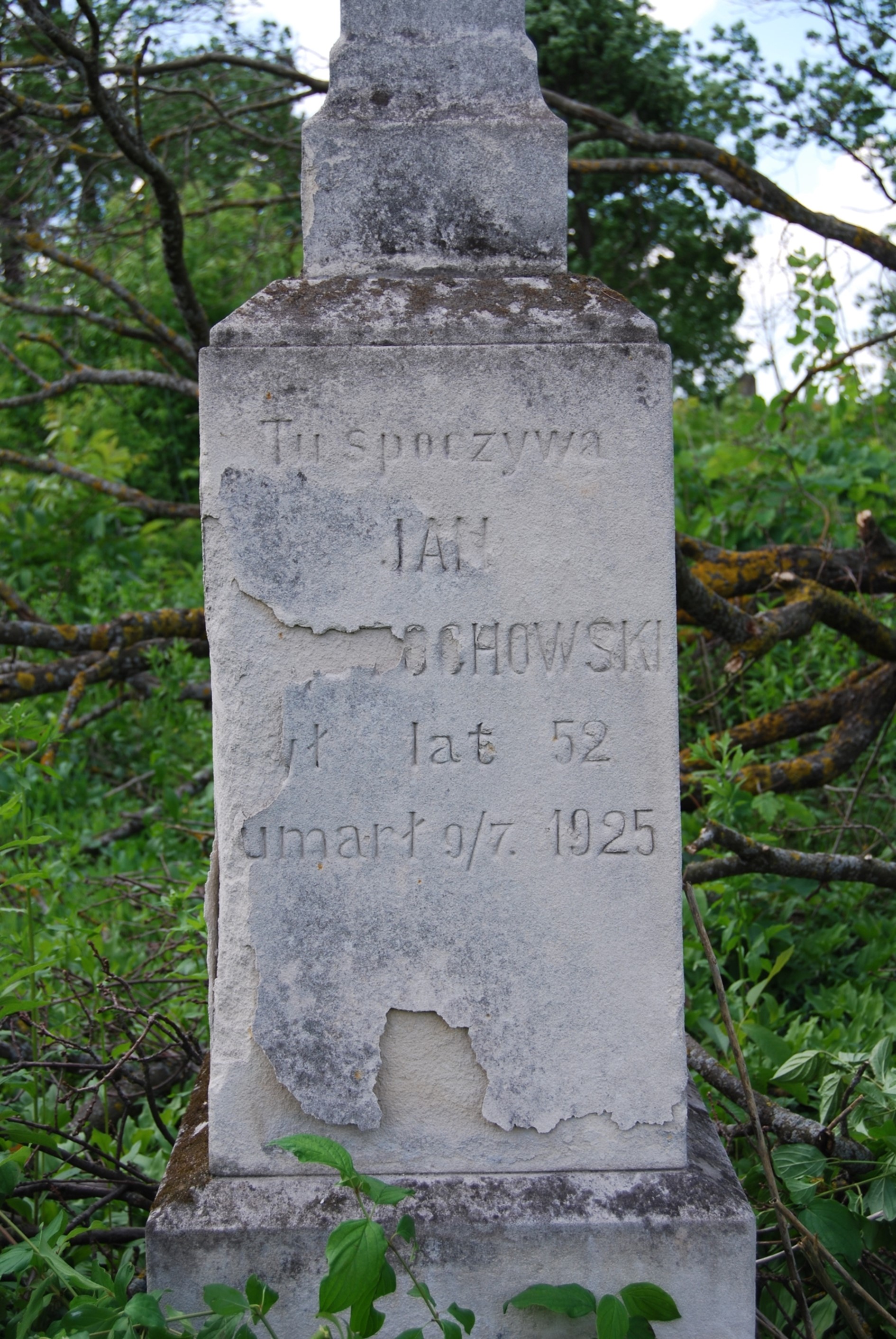 Fragment nagrobka Jana ochowskiego, cmentarz w Zbarażu, stan z 2018