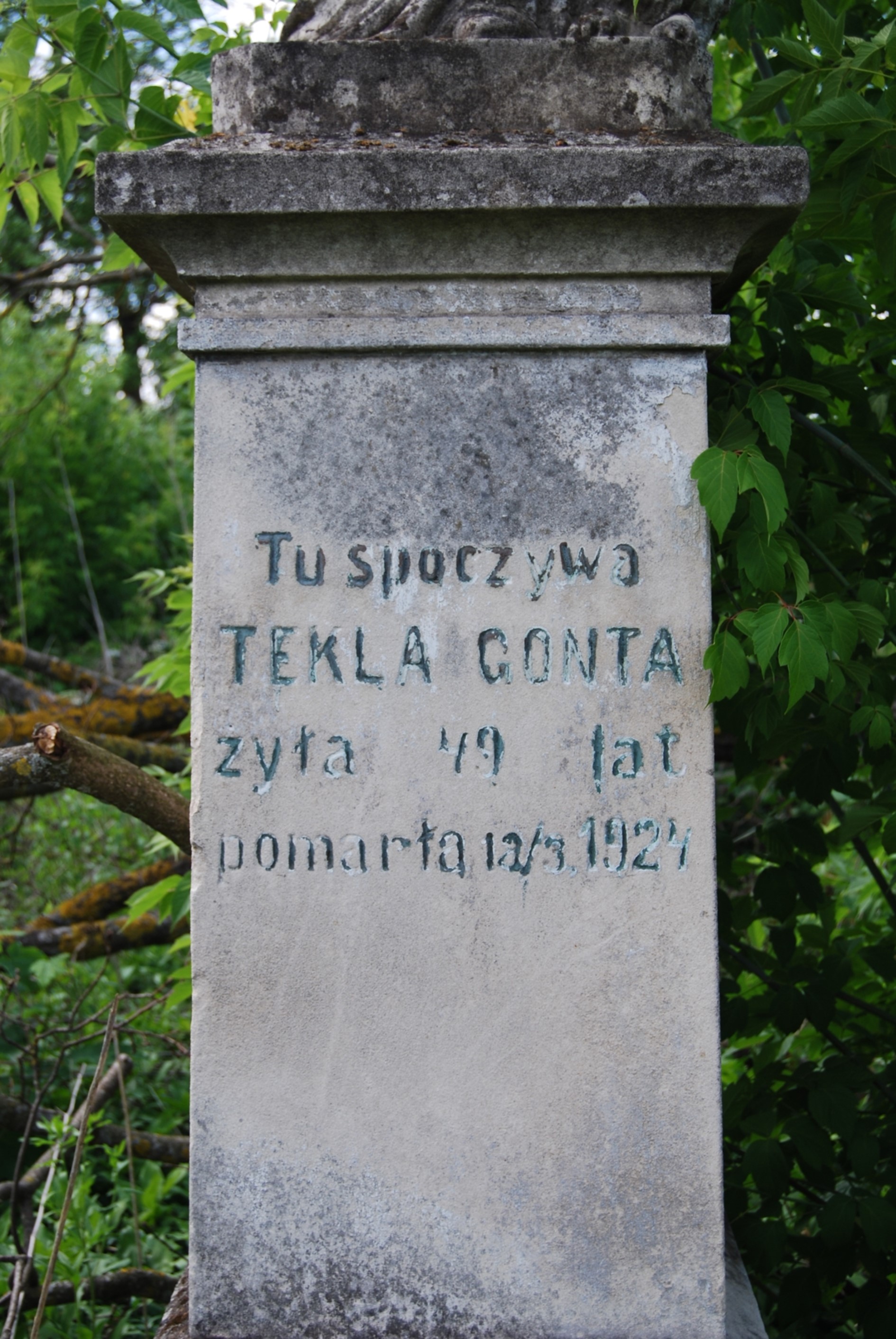 Fragment nagrobka Tekli Gonty, cmentarz w Zbarażu, stan z 2018