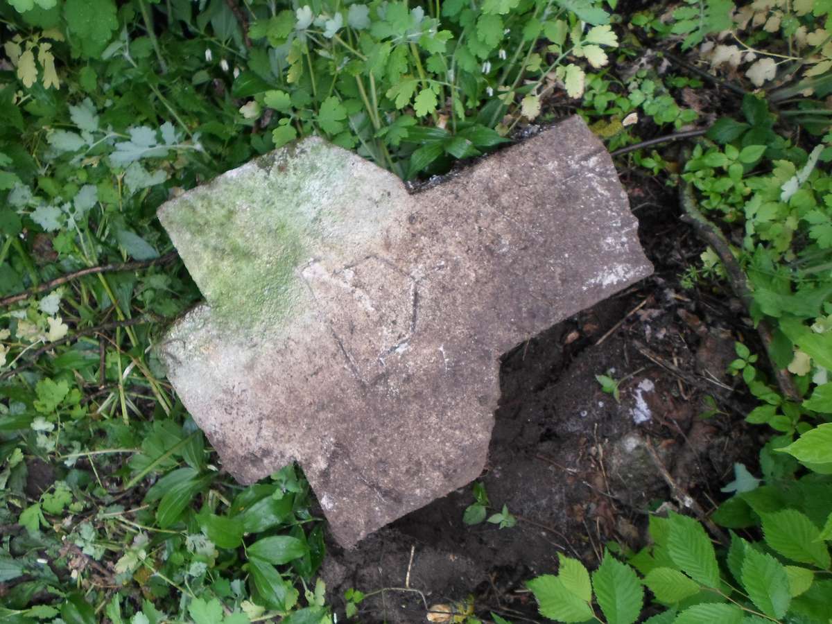 Fragment nagrobka Łucji Szpyci, cmentarz w Zbarażu, stan z 2018