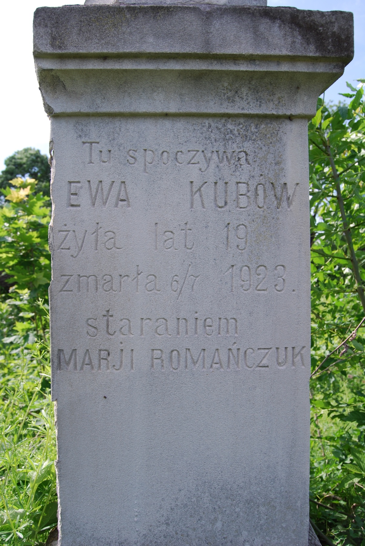 Fragment nagrobka Ewy Kubow, cmentarz w Zbarażu, stan 2018