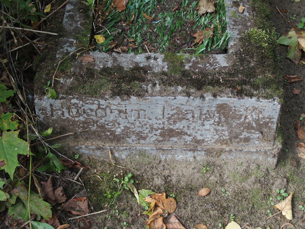 Napis z nagrobka Izy Kyńskiej i Heronima Kyńskiego, cmentarz św. Michała w Rydze, stan z 2021 r