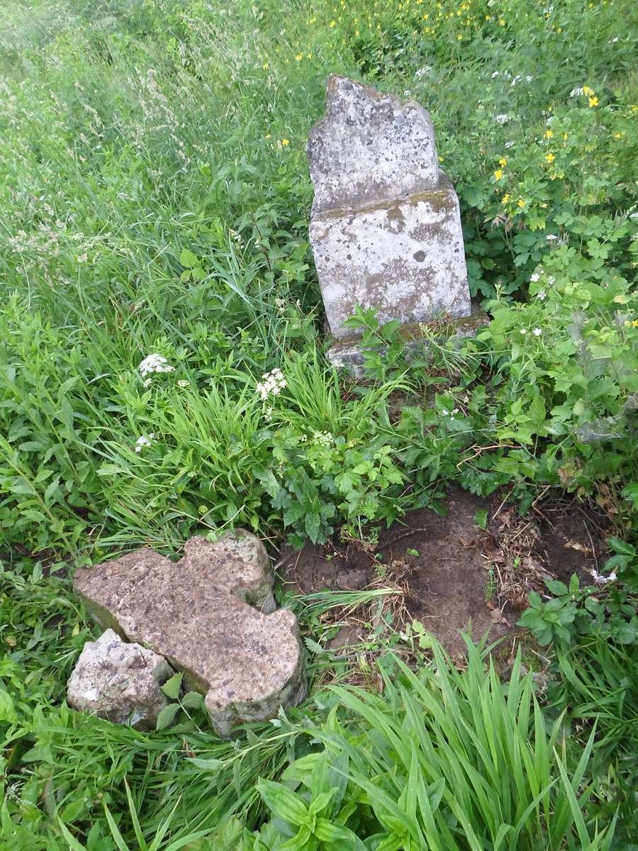 Nagrobek Karola Wywiurki, cmentarz w Zbarażu, stan z 2018