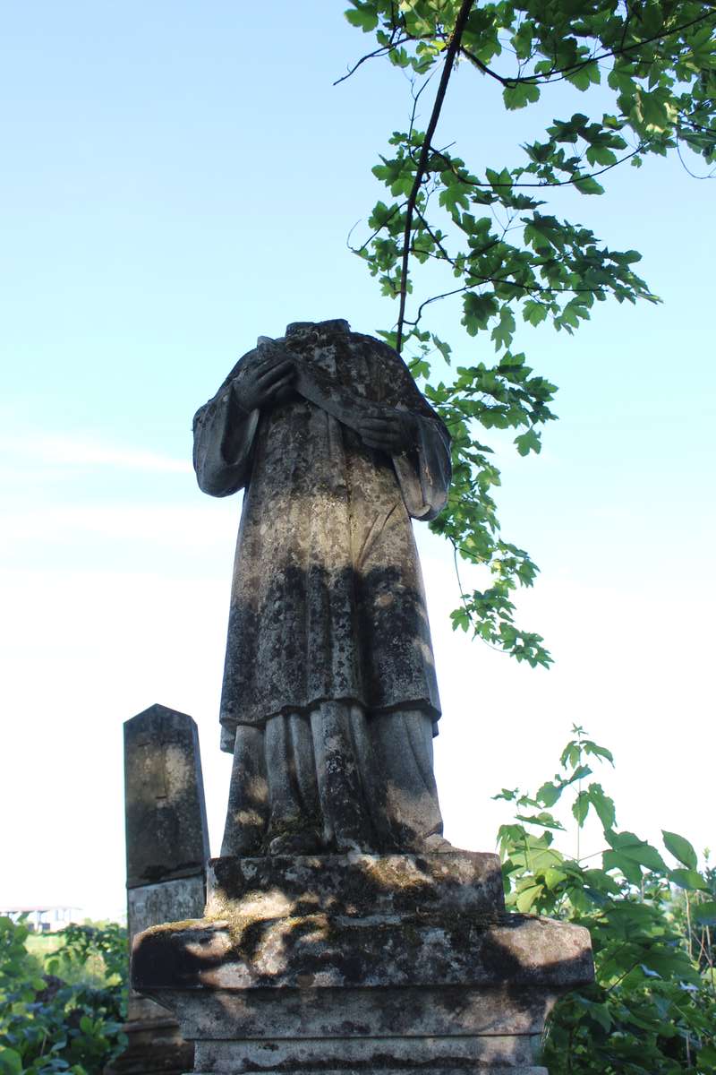 Fragment nagrobka Alojzego Suchodolskiego, cmentarz w Zbarażu, stan z 2018