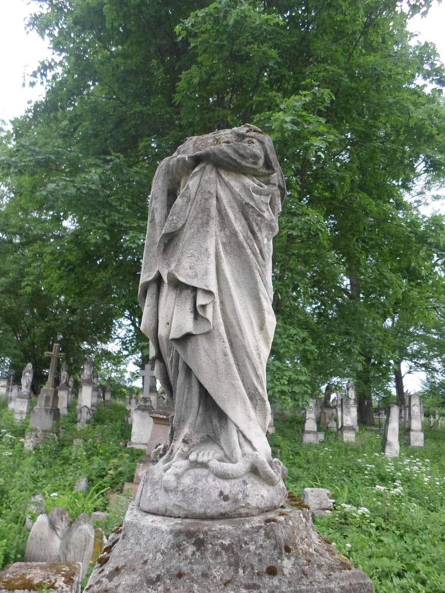 Fragment nagrobka Marii Kraśnickiej, cmentarz w Zbarażu, stan z 2018
