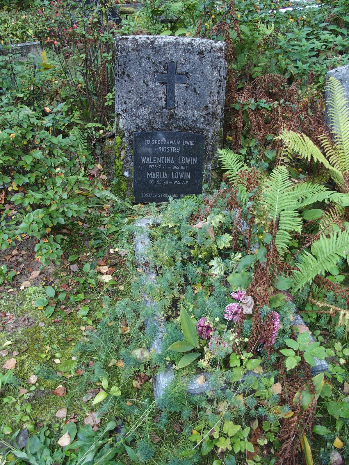 Tombstone of Maria Lowin and Valentina Lowin, St. Michael's cemetery in Riga, as of 2021