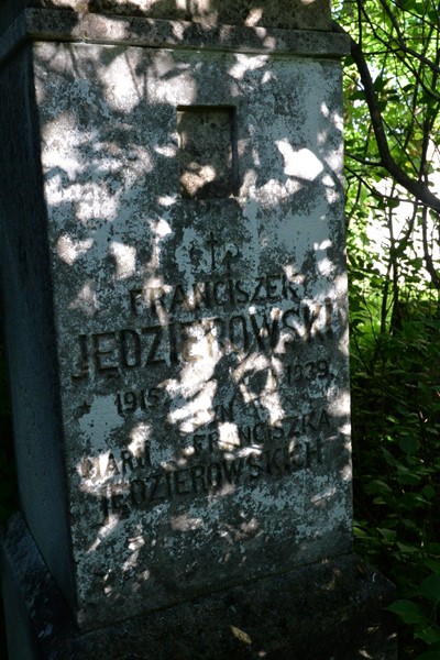 Nagrobek Franciszka Jedzierowskiego, cmentarz w Zbarażu, stan z 2018