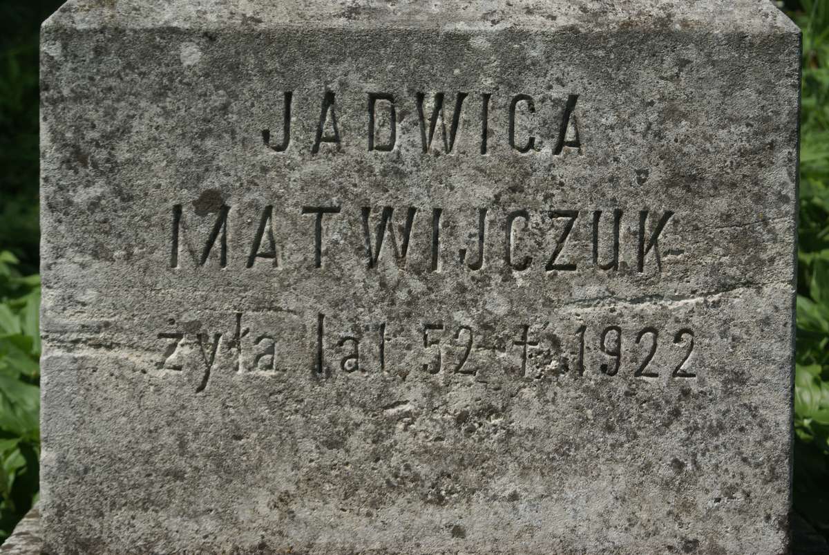 Fragment nagrobka Jadwigi Matwijczuk, cmentarz w Zbarażu, stan z 2018 roku