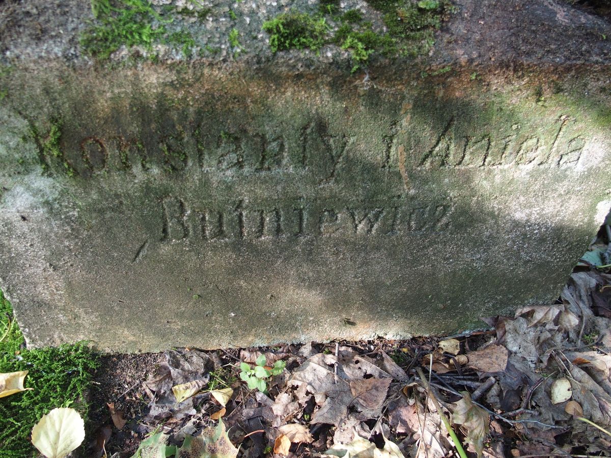 Inscription from the tombstone of Aniela Butnevich and Konstantin Butnevich, St. Michael's cemetery in Riga, as of 2021