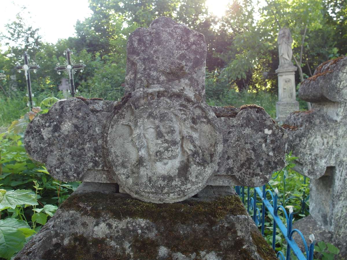 Fragment nagrobka Marii Kowendat, cmentarz w Zbarażu, stan z 2018