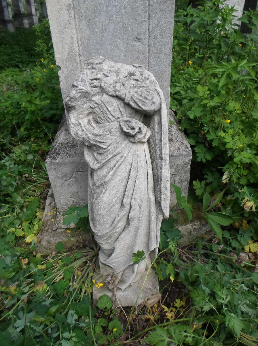 Fragment nagrobka Marii Wojciechoskiej, cmentarz w Zbarażu, stan z 2018