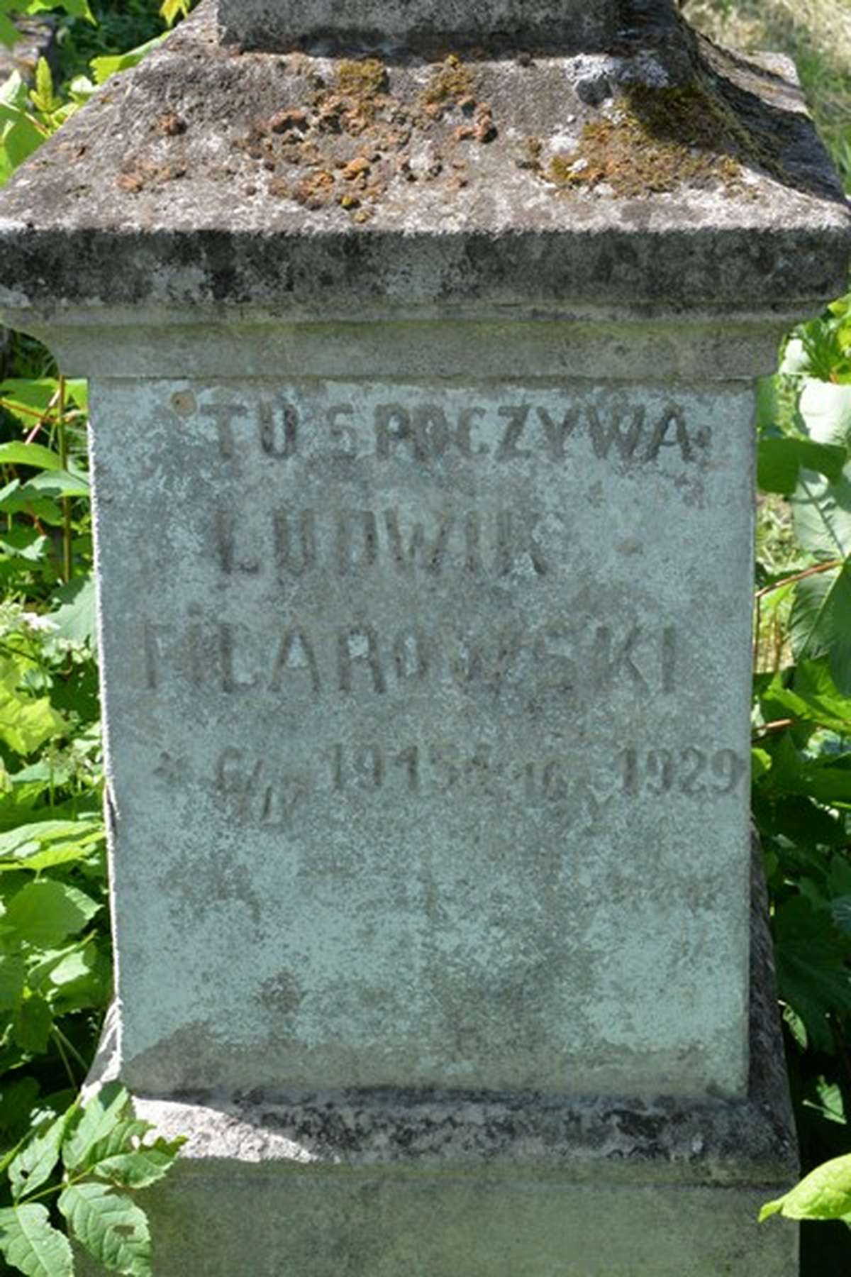 Fragment nagrobka Ludwika Filarowskiego, cmentarz w Zbarażu, stan z 2018