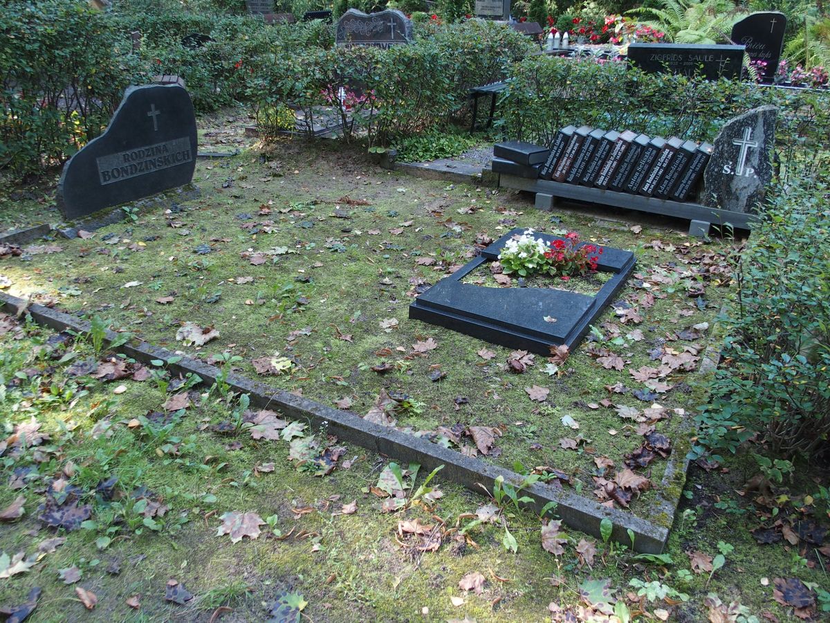 Tombstone of Bondinski Selichka and Eva Nikolaevna, St. Michael's cemetery in Riga, as of 2021