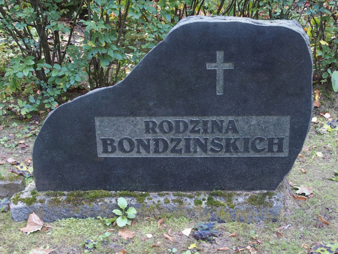 Tombstone of Bondinski Selichka and Eva Nikolaevna, St. Michael's cemetery in Riga, as of 2021