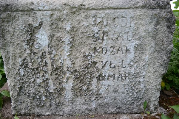 Nagrobek Augustyna Kozaka, fragment z inskrypcją, cmentarz zbaraski, stan przed 2018