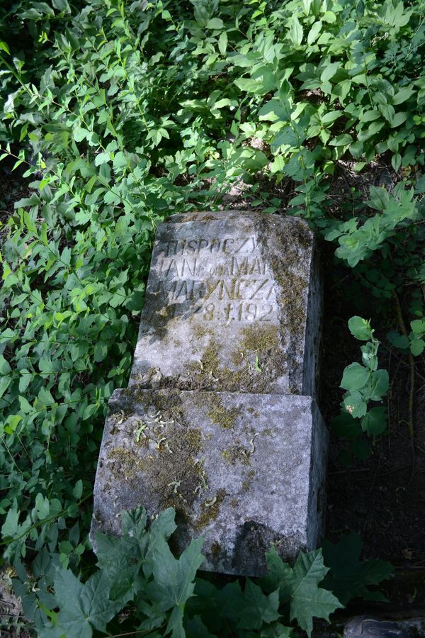 Tombstone of John and Ma[...] Marynczak, fragment, zbaraska cemetery, pre-2018 status