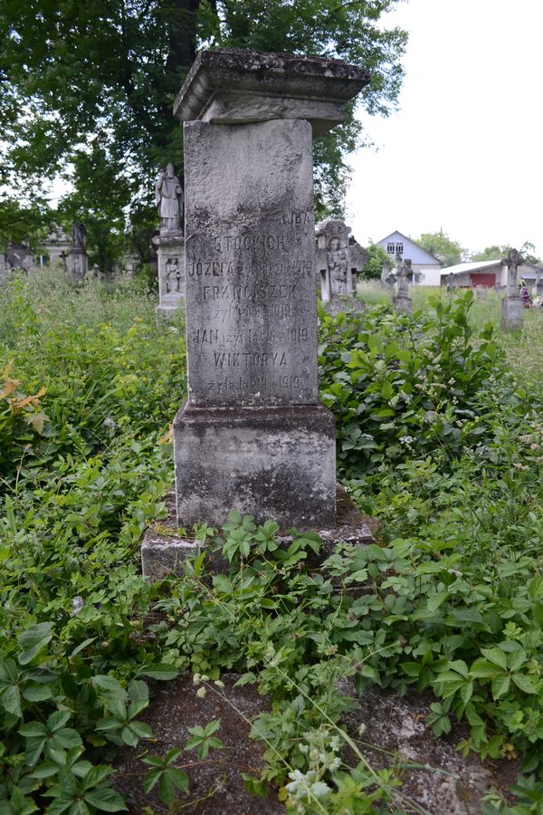 Tombstone of Franciszek, Jan, Józefa and Wiktoria Stocki, zbaraska cemetery, state before 2018
