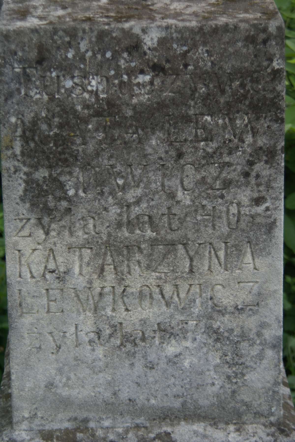 Fragment nagrobka Agaty i Katarzyny Lewkowicz, cmentarz w Zbarażu, stan z 2018 roku