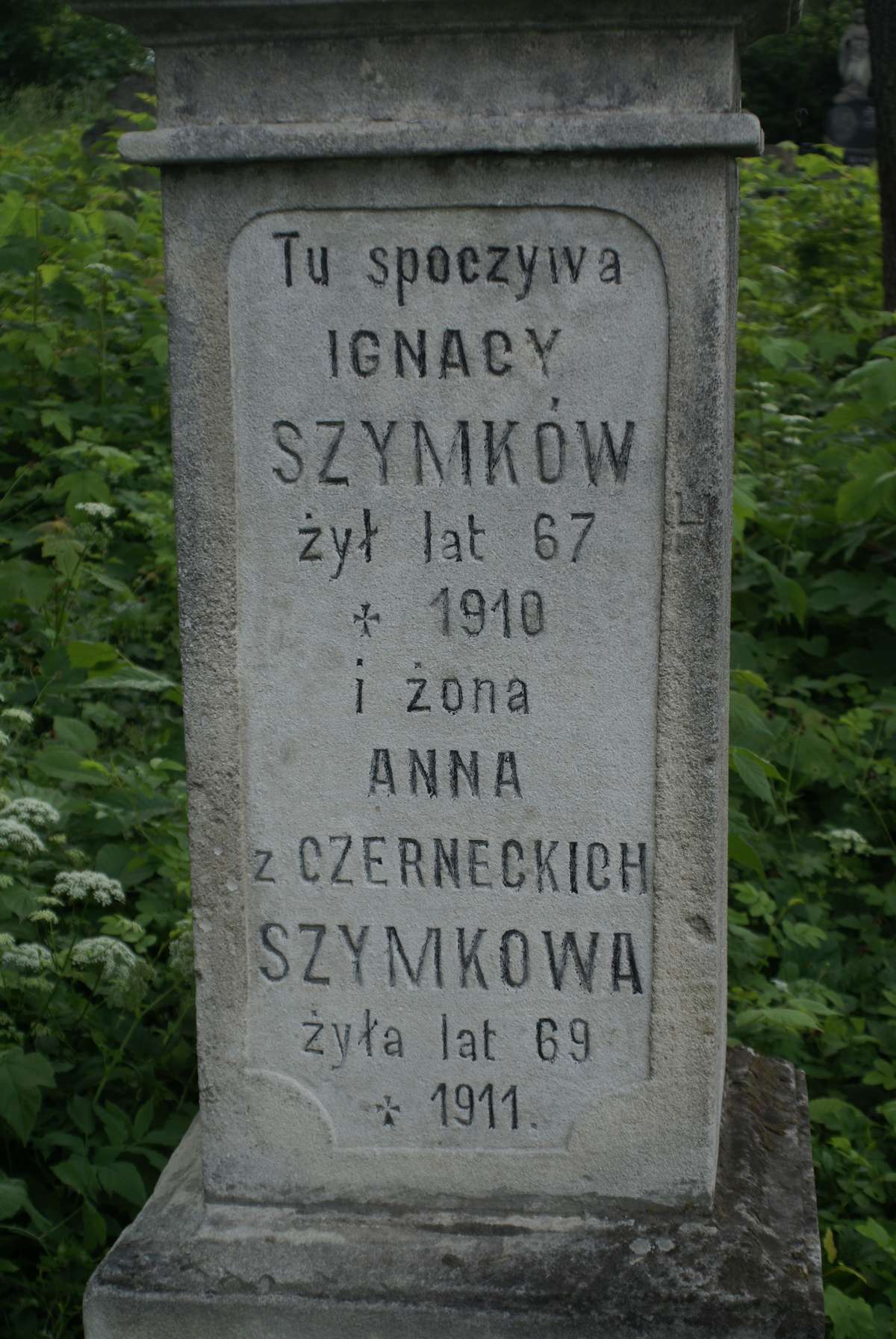 Fragment of the tombstone of Ignacy and Anna Szymek, Zbarazh cemetery, as of 2018