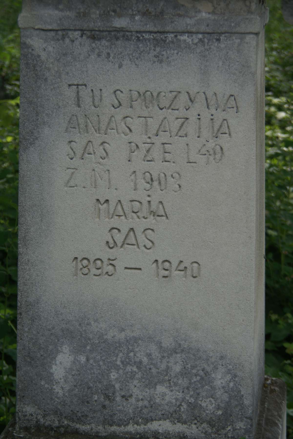 Fragment nagrobka Anastazji i Marii Sas, cmentarz w Zbarażu, stan z 2018 roku
