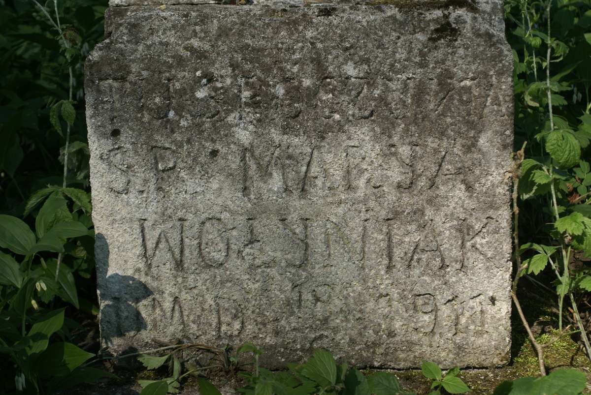 Fragment nagrobka Marii Wołyniak, cmentarz w Zbarażu, stan z 2018 roku