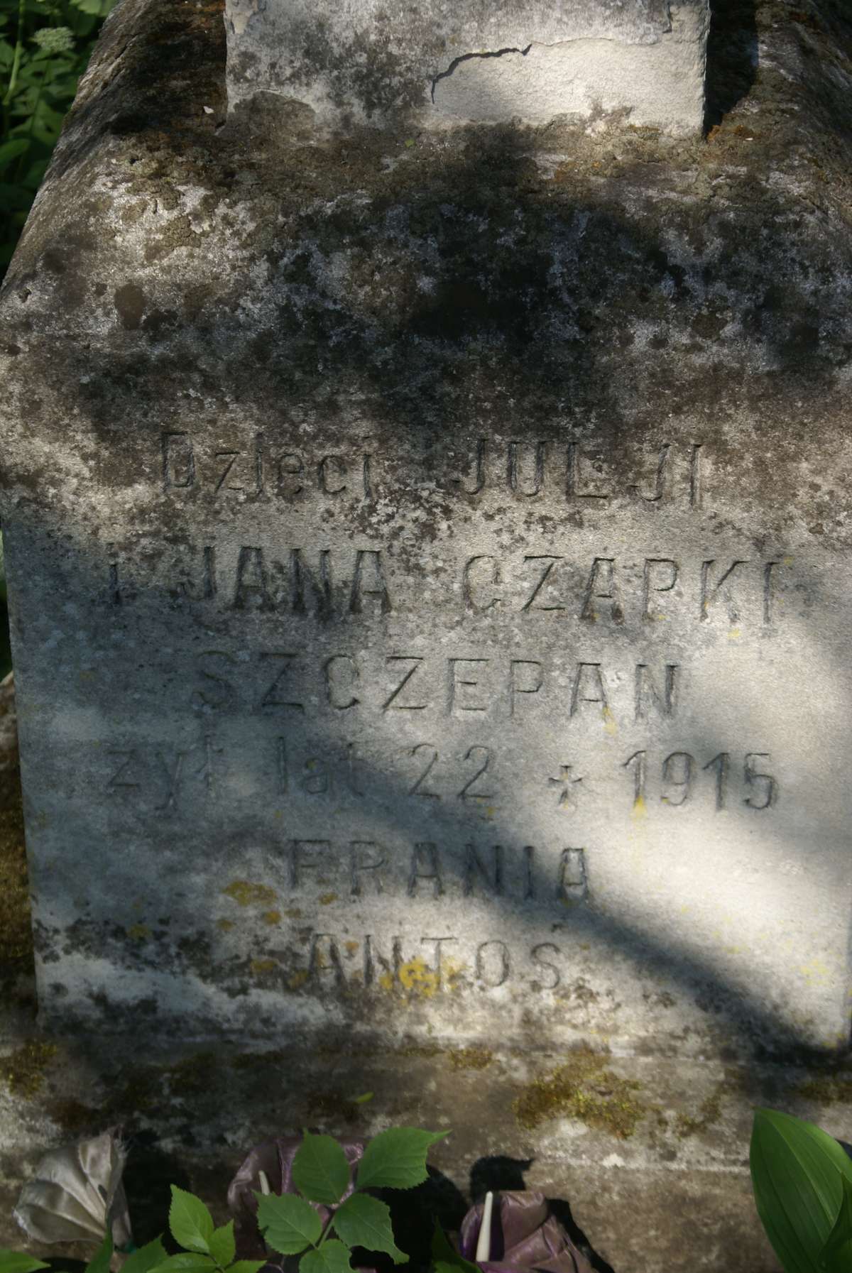 Fragment nagrobka rodziny Czapka, cmentarz w Zbarażu, stan z 2018 roku