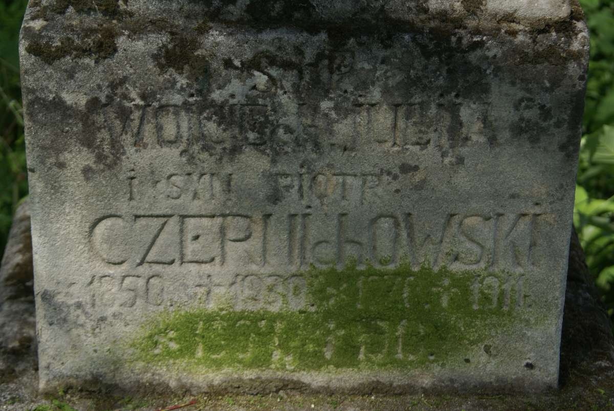 Fragment nagrobka rodziny Czernichowskich, cmentarz w Zbarażu, stan z 2018 roku