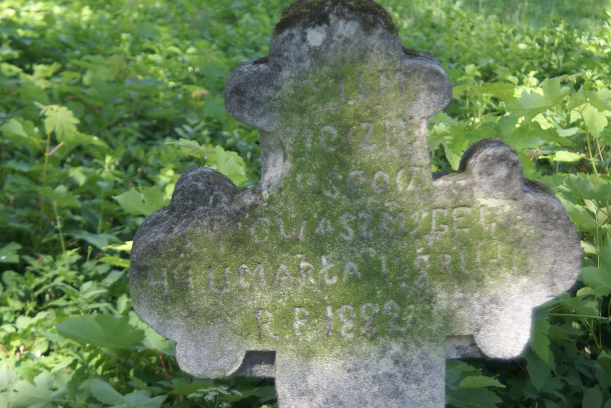 Fragment nagrobka Ewy Szmybel, cmentarz w Zbarażu, stan z 2018 roku