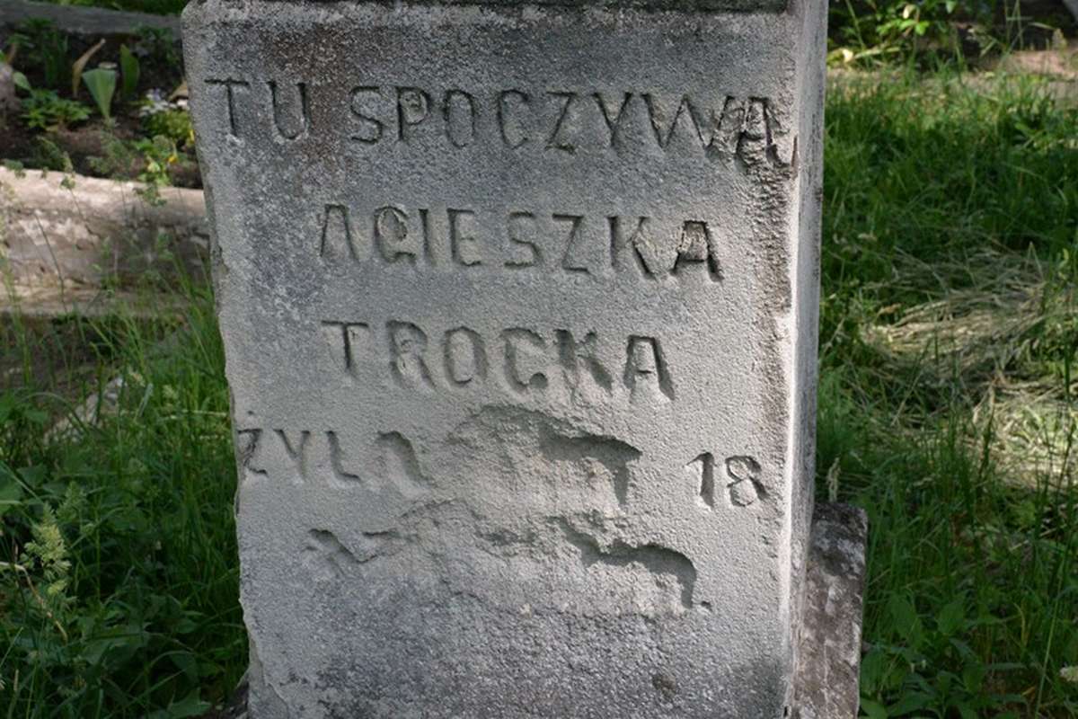 Inscription of the tombstone of Agnes and Wojciech Trotsky, Zbarazh cemetery, as of 2018