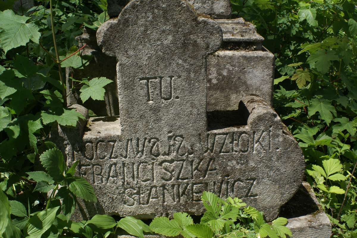Fragment nagrobka Franciszka Stankiewicza, cmentarz w Zbarażu, stan z 2018 roku